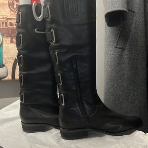 Knee-high black boots pull on